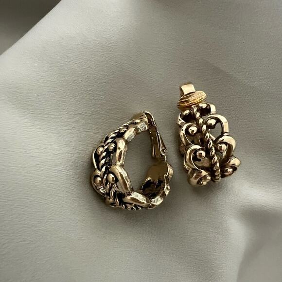 Vintage NEW Avon French Filigree Antique Gold Tone Clip On Hoops Earrings Signed - Picture 4 of 10